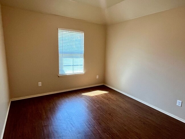 Building Photo - Beautiful 3 Bed 2 Bath Duplex!!