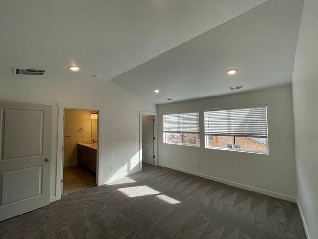 Building Photo - 144 E 1760 N
