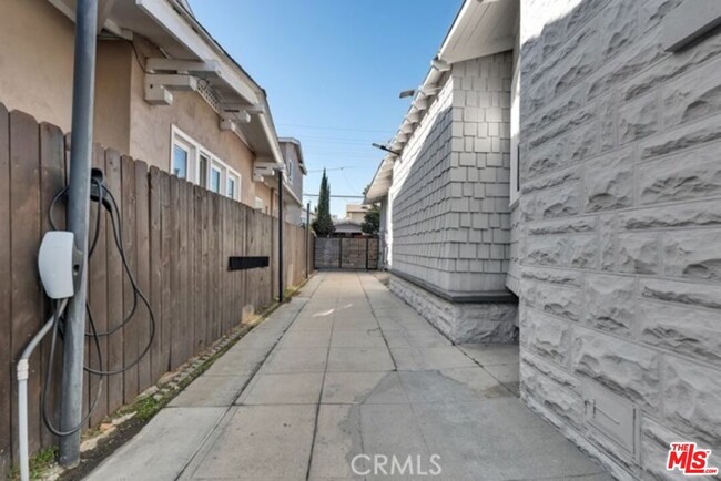 Building Photo - 119 S Hobart Blvd