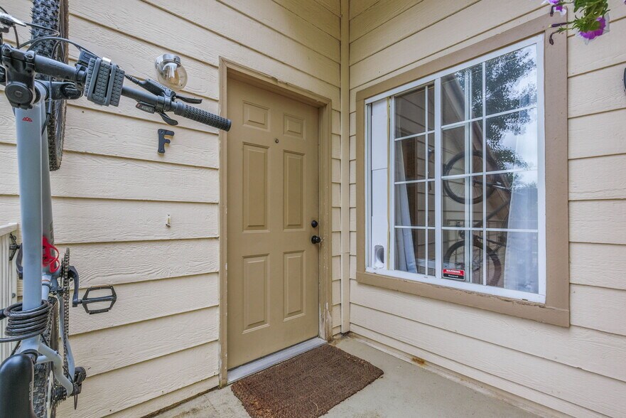 Building Photo - 6076 Gunbarrel Ave