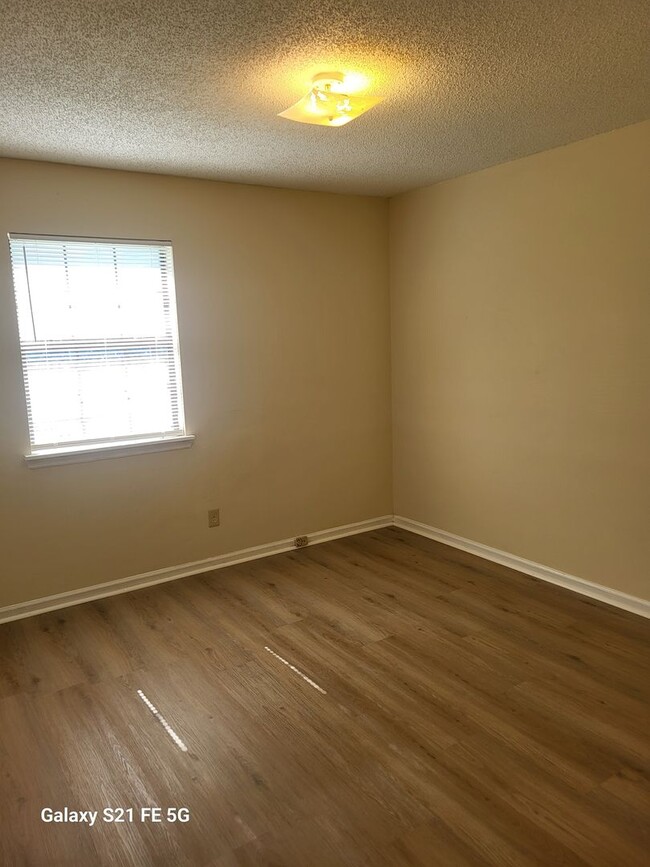 Building Photo - THREE BEDROOM, TWO BATH