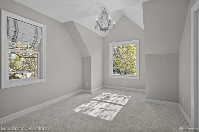 Building Photo - 2120 Buckingham Ave