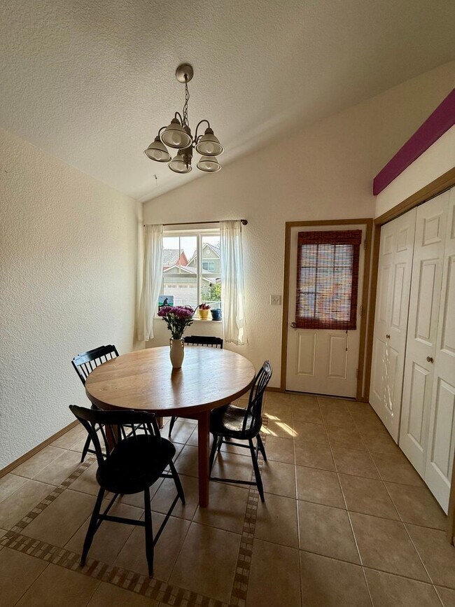 Building Photo - Pet-Friendly 2BR/2BA in Peaceful Canyon Creek Neighborhood