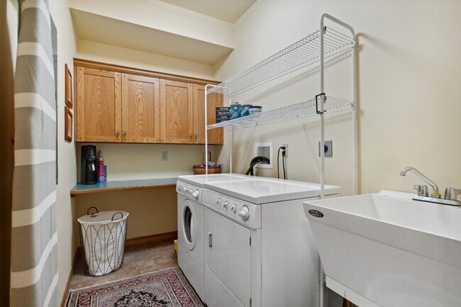 Building Photo - 3 bedroom, 2.5 bath townhome, close to Whi...