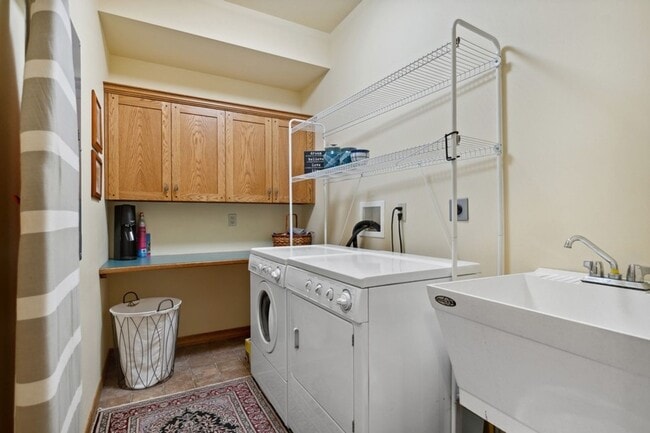 Building Photo - 3 bedroom, 2.5 bath townhome, close to Whitefish Lake State Park and the Golf Course