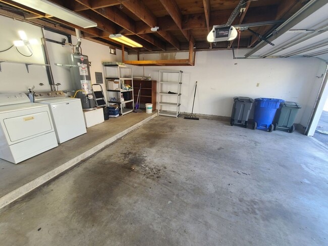 Building Photo - Spacious Two story 3 bed 2.5 baths + 2 car garage in great school district.