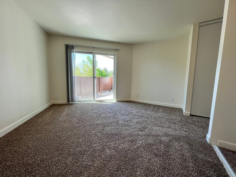 Building Photo - 8585 SW Canyon Ln