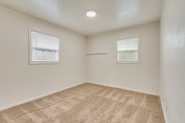Building Photo - 35 E 600 N