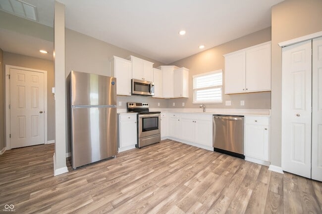 Building Photo - 7062 English Oak Dr