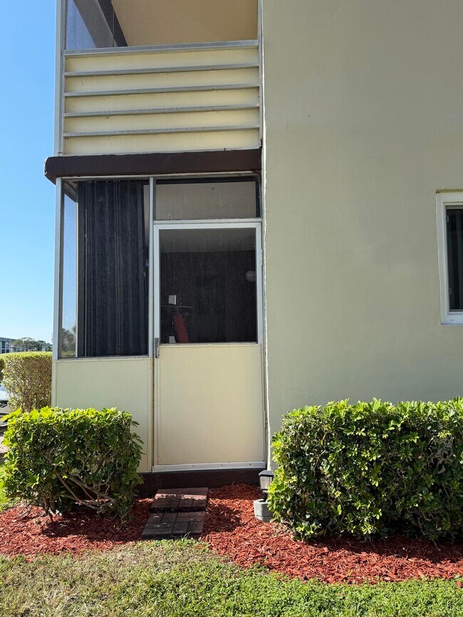 Building Photo - 728 Normandy Ln