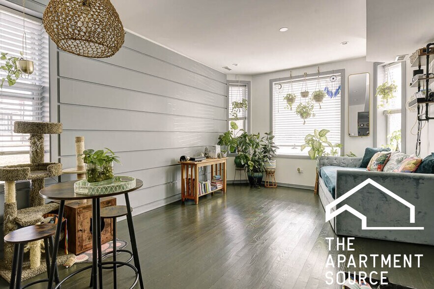 Building Photo - 2834 W Diversey Ave