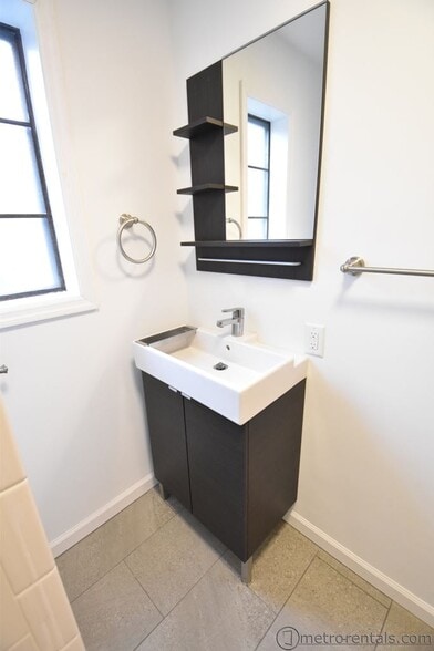 1st floor bath - 323 E Livingston Ave