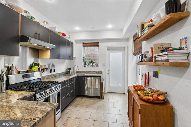 Building Photo - 1555 E Palmer St