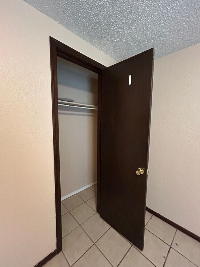 Building Photo - 3 Bed/1 Bath Near Tinker AFB!