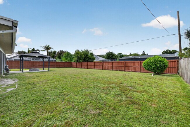 Building Photo - 825 SE Starflower Ave