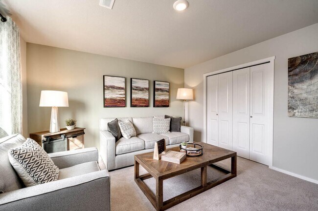 Building Photo - Modern 4 bedroom with den and neighborhood pool!