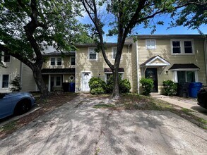 Building Photo - Charming Townhome in the Heart of Virginia Beach