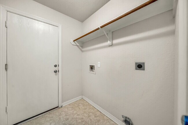 Building Photo - Well-maintained home located near Lake Conroe, offering the perfect balance of comfort & convenie...