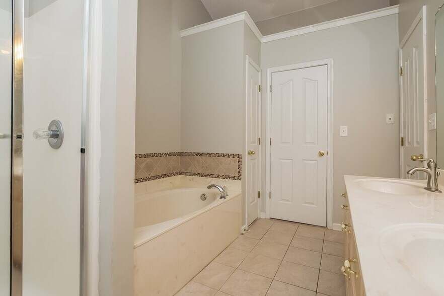 Building Photo - 810 Lakemont Dr