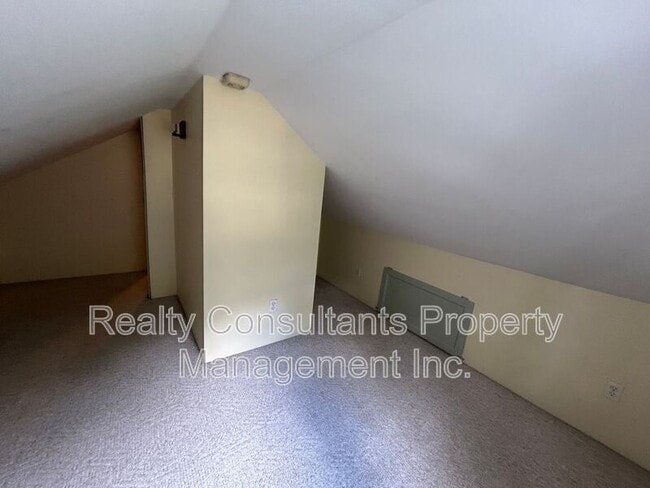 Building Photo - 2461 Lyndhurst Ave