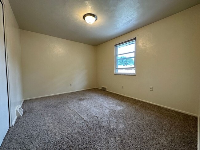 Building Photo - 438 Mower Dr
