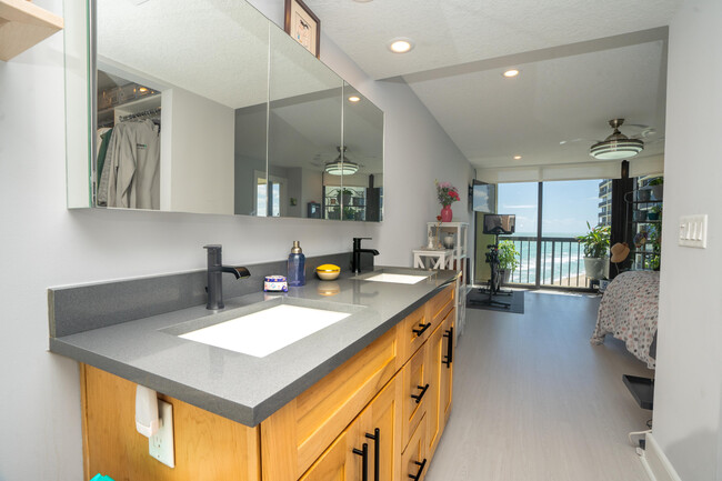 Building Photo - 9500 S Ocean Dr