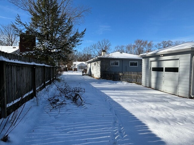 Building Photo - 5653 Indianola Ave