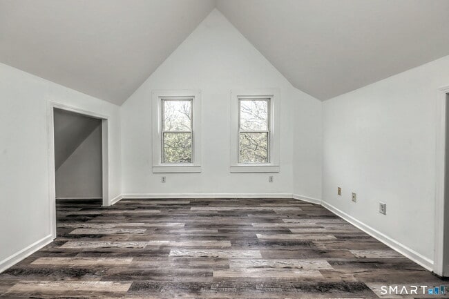 Building Photo - 483 Ferry St