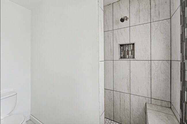 Building Photo - 732 N Victor Ave