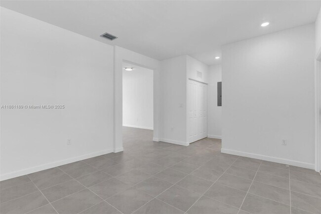 Building Photo - 2660 SE 28th St