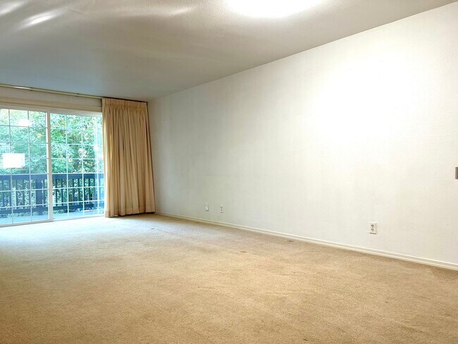 Building Photo - Beautiful Three Bedroom Townhome