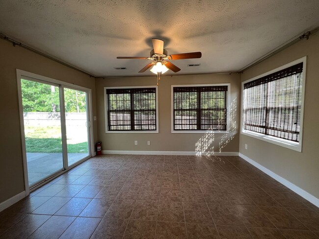 Building Photo - Stunning 4 Bed, 2.5 Bath Home in Cameron