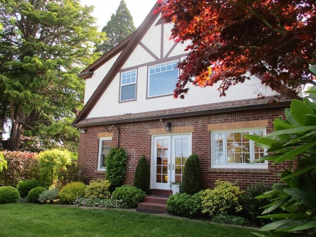 Building Photo - Stunning 4 Bedroom Home in North End Tacoma