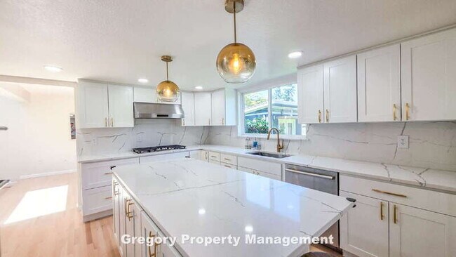 Building Photo - 11204 NE 58th Pl