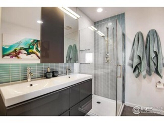 Building Photo - Recently Renovated and Updated 5 BR Townho...