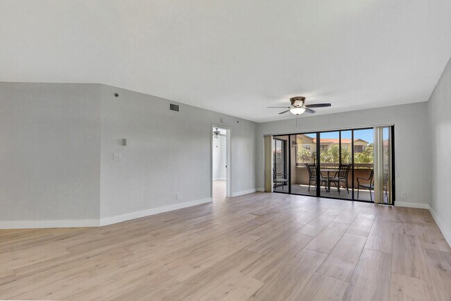 Building Photo - 700 Uno Lago Dr