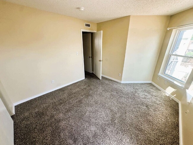 Building Photo - Updated 2 Bedroom, 2 Bath Condo (Available Immediately)