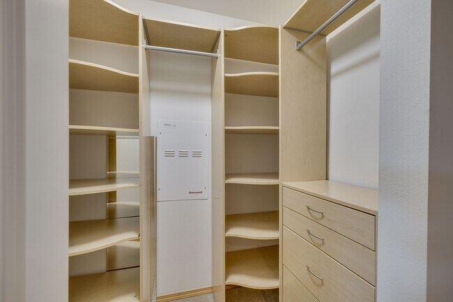 Building Photo - For Rent | $4,000/mo | Stunning 4-Bedroom ...