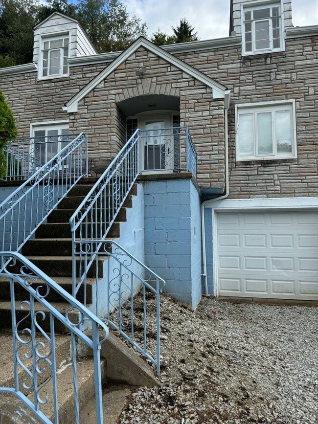 Building Photo - 2-bedroom House for Rent in Monongahela