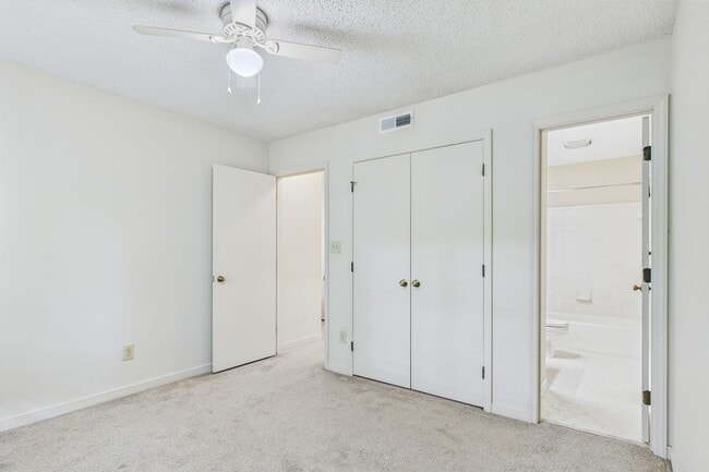 Building Photo - Charming 3-Bedroom Townhome in Sunset Woods