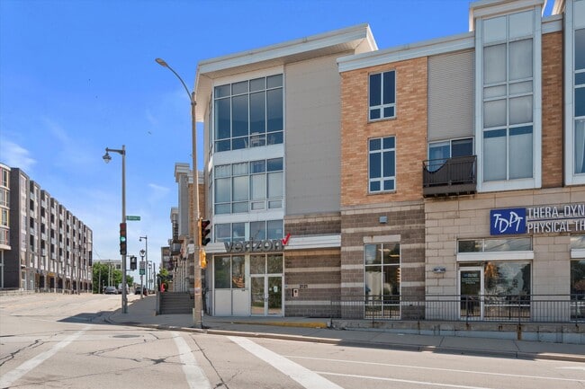 Building Photo - 2121 S Kinnickinnic Ave