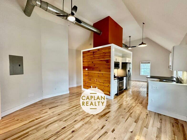 Building Photo - 324 Ashmun St