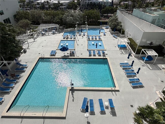 Building Photo - 1800 N Bayshore Dr