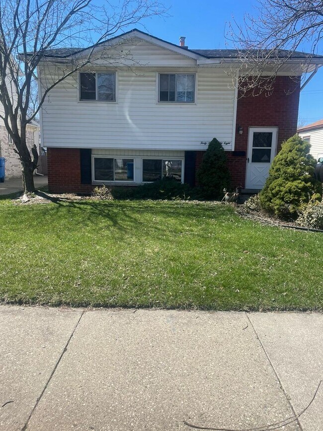 Building Photo - Hardwood Floors- Large Space - Garage