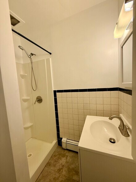 Building Photo - 5 Villa Dr