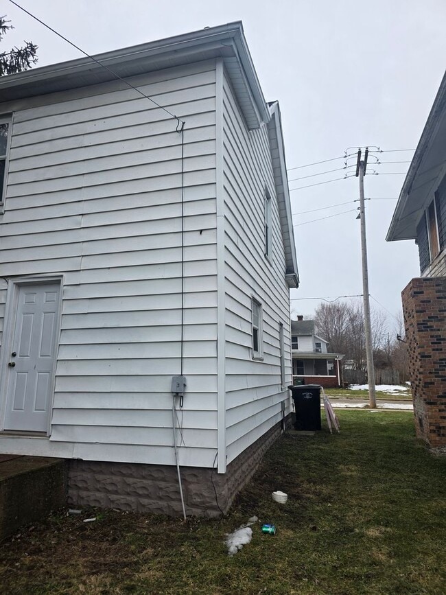 Building Photo - Recently Remodeled 2-Bedroom, 2-Bathroom Home – $1,100/Month - Accepting Section 8