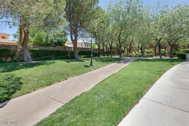 Building Photo - 74 Contrada Fiore Dr