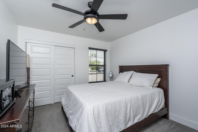 Building Photo - 8725 E Bonnie Rose Ave