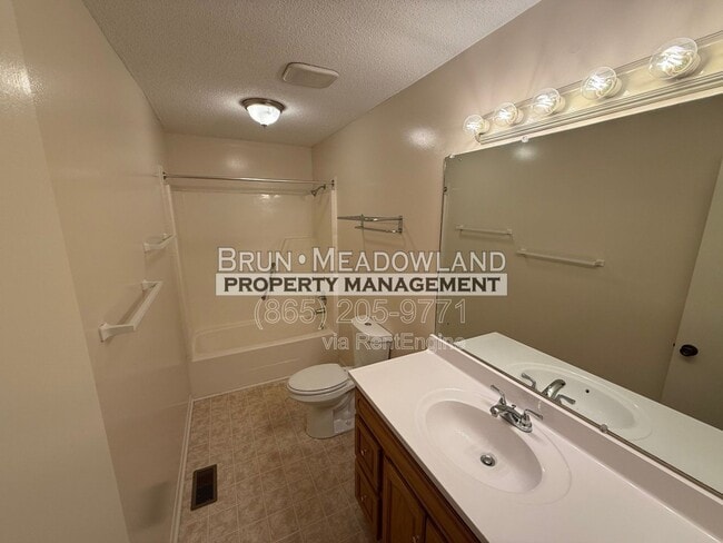 Building Photo - 3607 Lark Cir