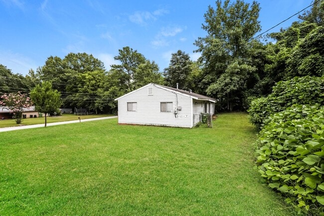 Building Photo - 904 Kirkland Dr